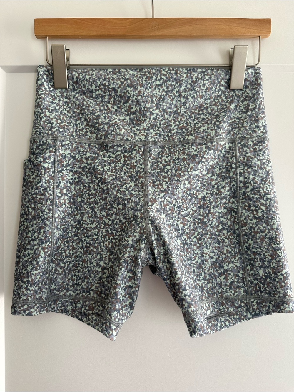 Athleta Salutation Stash 5” Short Size Medium